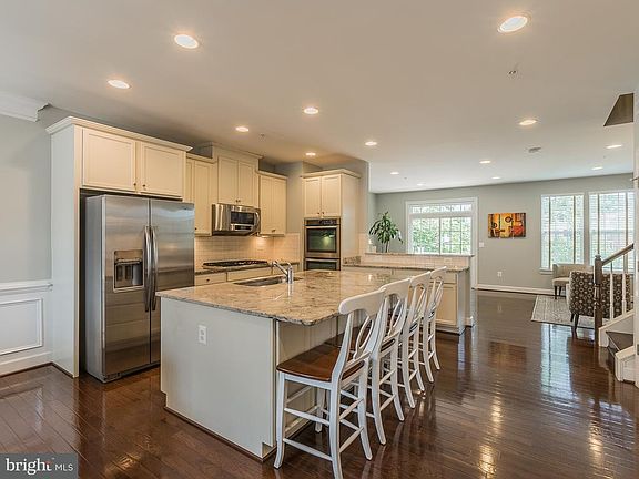 4th image of 4061 Glendale Way