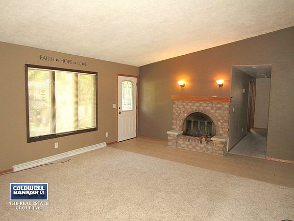 living room w/gas fireplace
