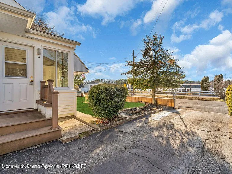 1708 Lake Dr — Photo 13