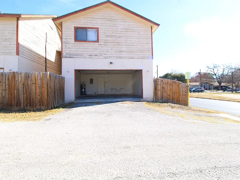 3815 Bremen Ave — Photo 17
