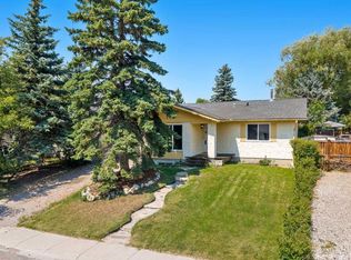 125 S Carr Pl, Okotoks, AB T1S1E2