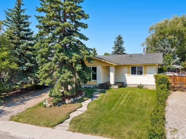 125 S Carr Pl, Okotoks, AB T1S 1E2
