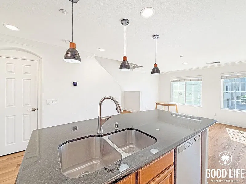 2 bed, 2.5 bath, 1231 sqft, $3,800 — Photo 4