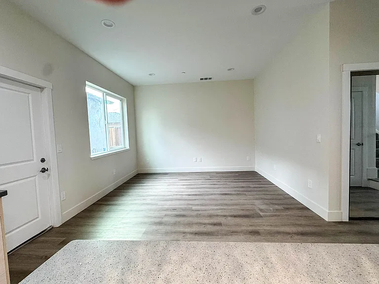 576 Marin Ave — Photo 12