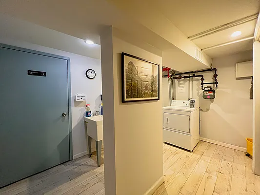 Rented by Realty 2000 Corp | media 10