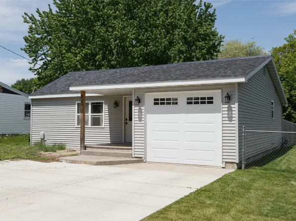 313 Green St, Center Point, IA 52213