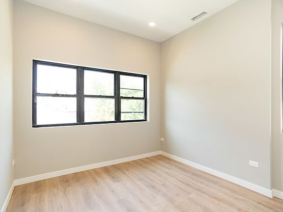 4th image of 3520 W Shakespeare Ave #2