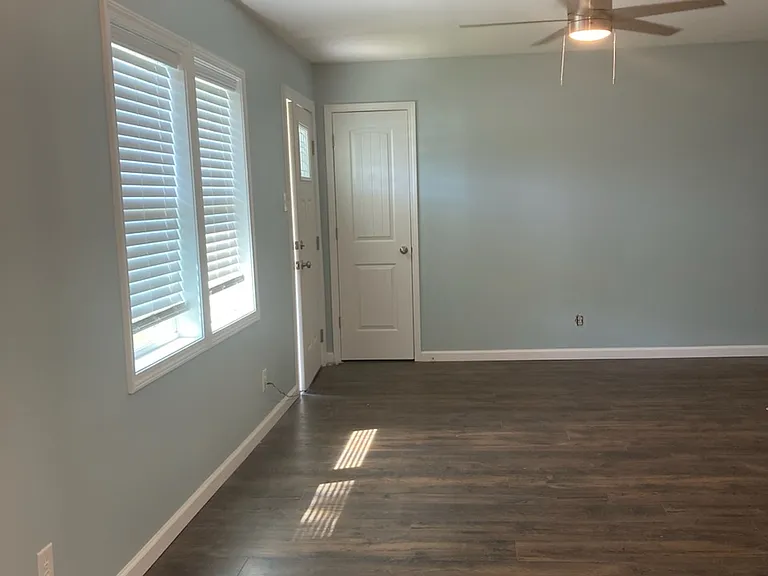 832 Hubert Dr — Photo 2