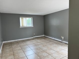 1 Powell St APT 1, Farmingdale, NY 11735