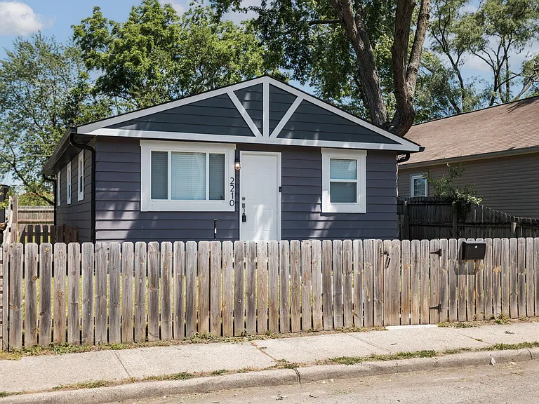 2210 Pleasant St — Photo 2