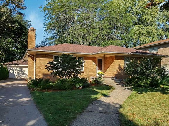 3rd image of 1617 Lotus Ave SE