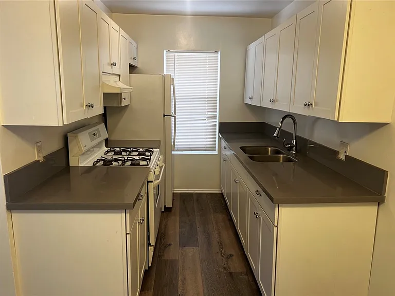 5753 Lexington Ave — Photo 8