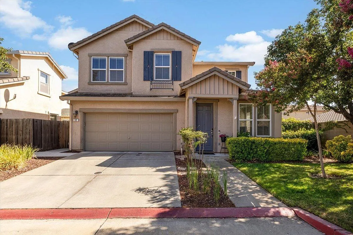 922 Courtyards Loop photo 1