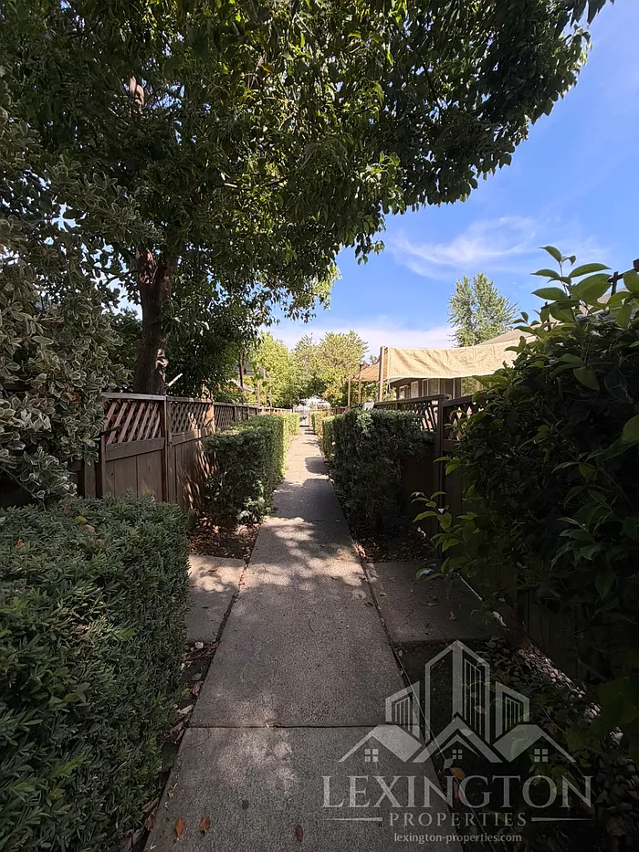 2 bed, 1.0 bath, 825 sqft, $1,825 — Photo 2