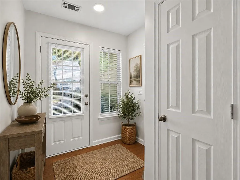 3 bed, 2.5 bath, 1752 sqft, $2,400 — Photo 2