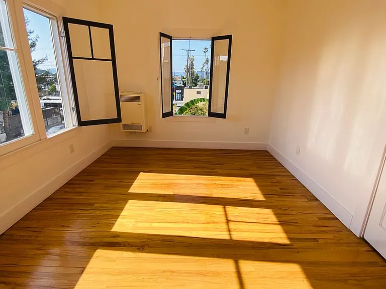 1672 S Harvard Blvd — Photo 7