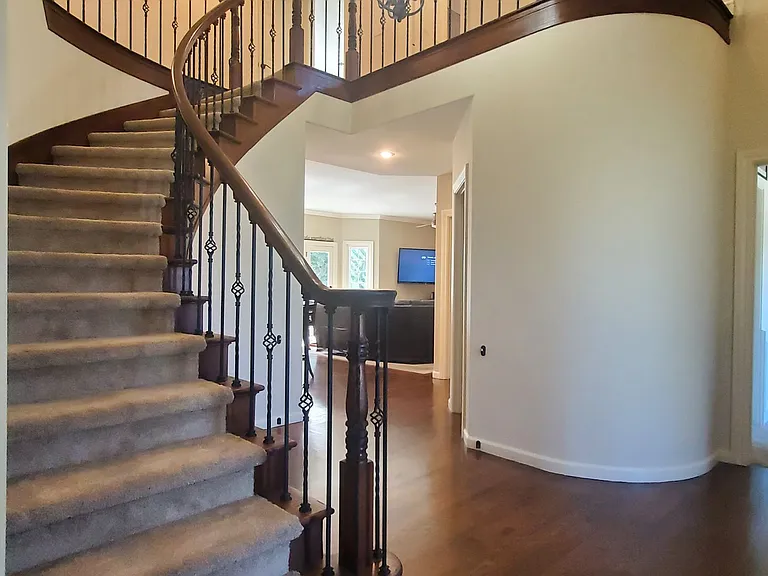 1610 Chris Ln — Photo 2