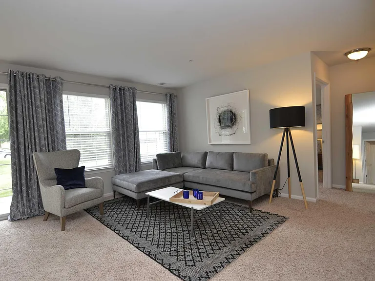 100 N Barrett Ln — Photo 3