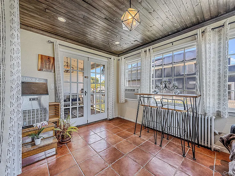 53 Mowbray Ave — Photo 10