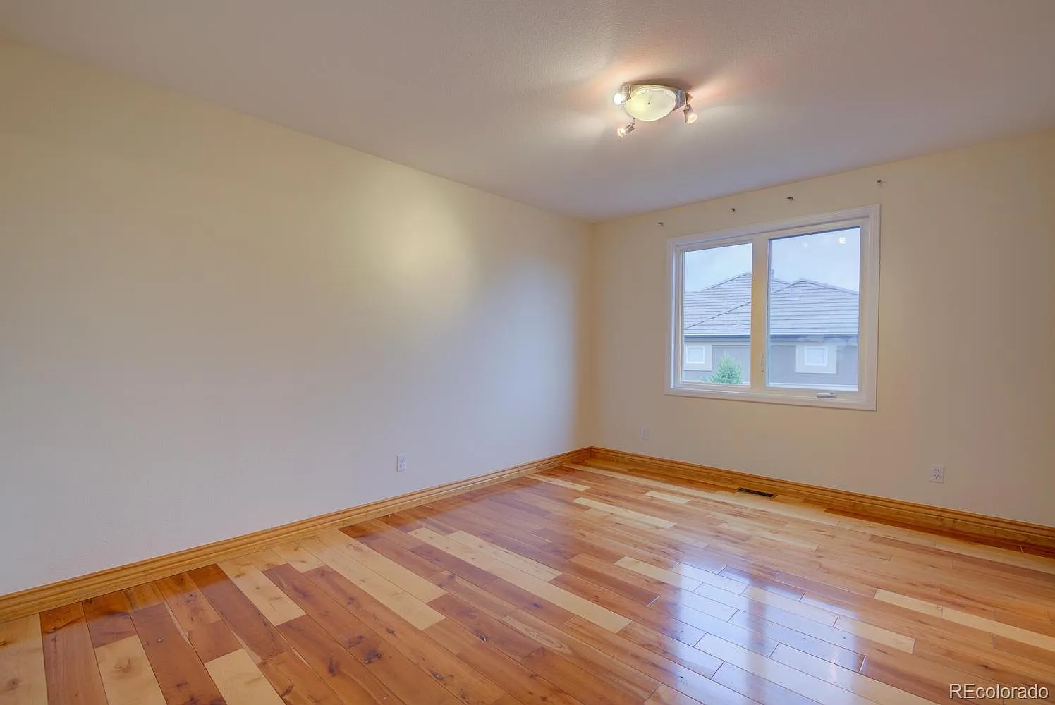 5 bed, 4806 sqft, $3,998 — Photo 3