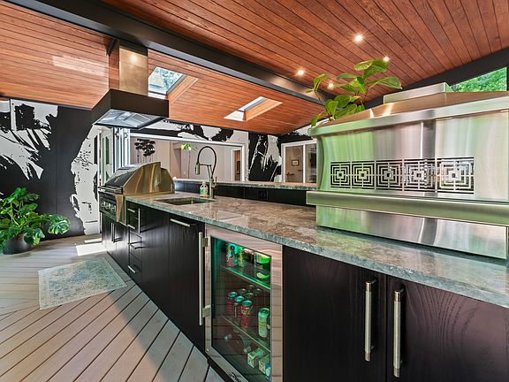 730+ Sqft Outdoor Living/Kitchen!