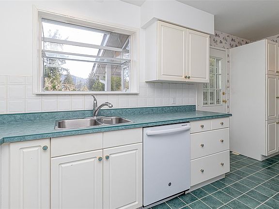 5th image of 1655 Glen Rd