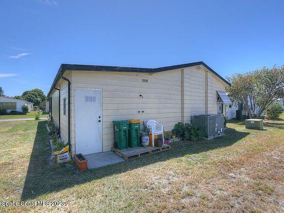 3rd image of 802 Oleander Cir