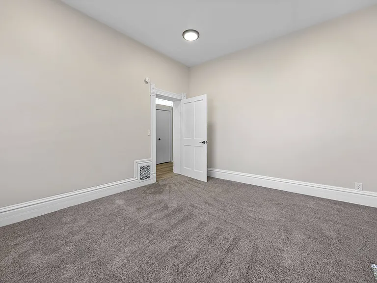 Thomas Logan Apartments — Photo 9