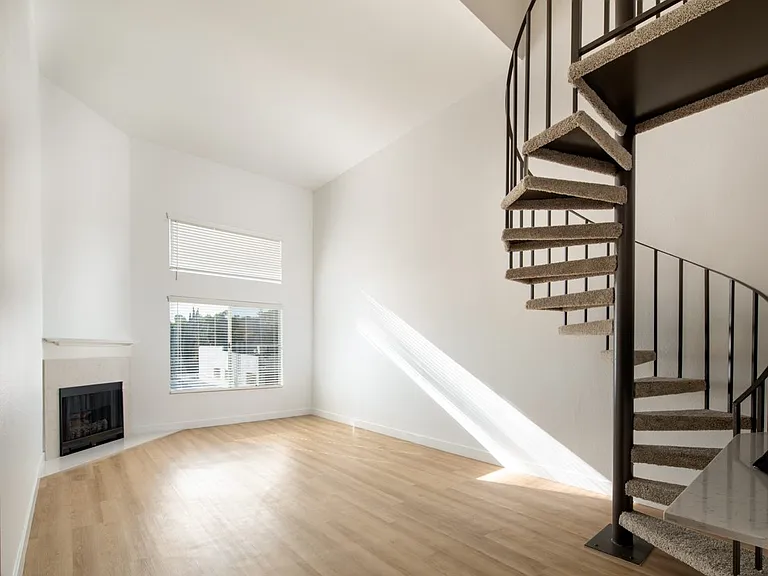 Warner Pointe — Photo 9