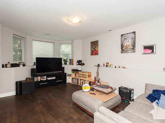 3rd image of 3309 N Kenmore Ave #G