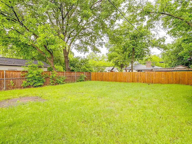823 College St — Photo 19