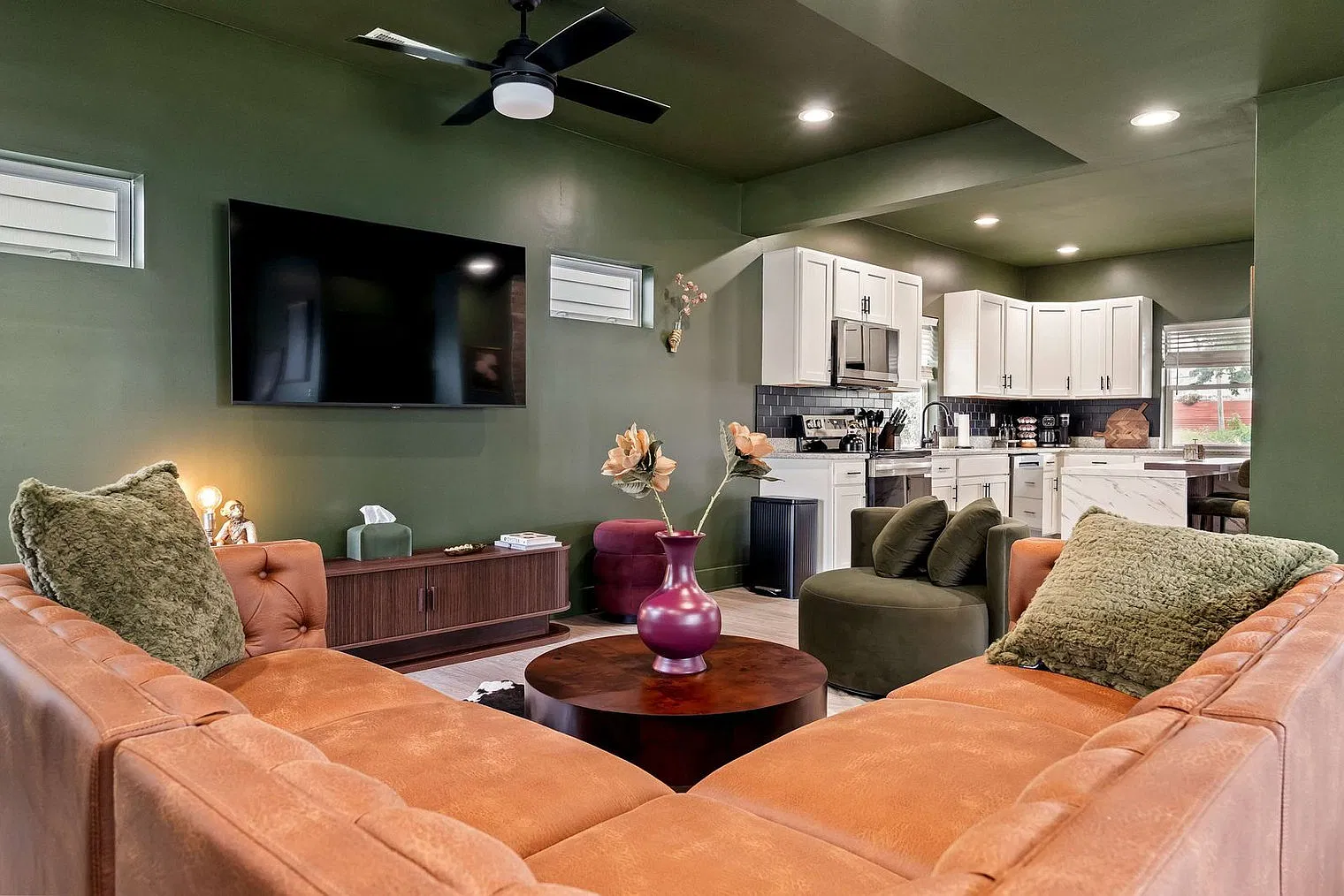 3 bed, 2.0 bath, 1700 sqft, $4,228 — Photo 3