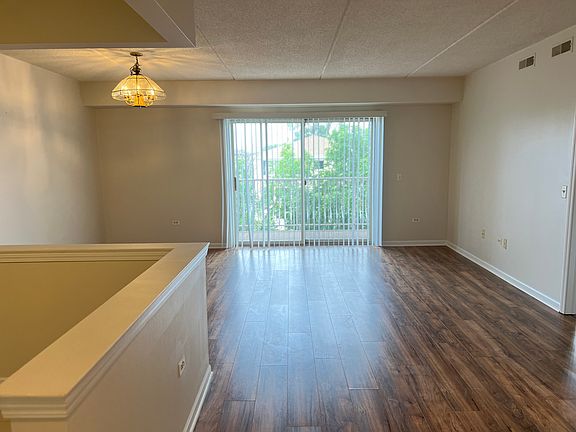 3rd image of 6463 N Northwest Hwy #202