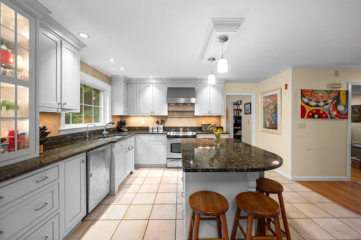 4 bed, 3.0 bath, 3260 sqft, $4,800 — Photo 4