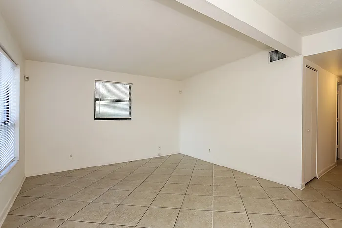 1004 Maynard St — Photo 4