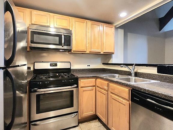 3rd image of 1050 W Dickens Ave APT 3