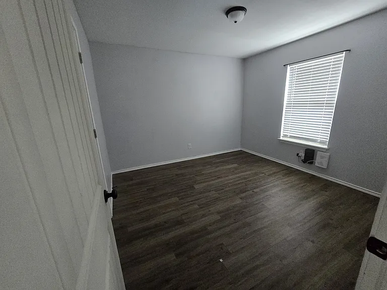 904 Estelle Ave — Photo 5