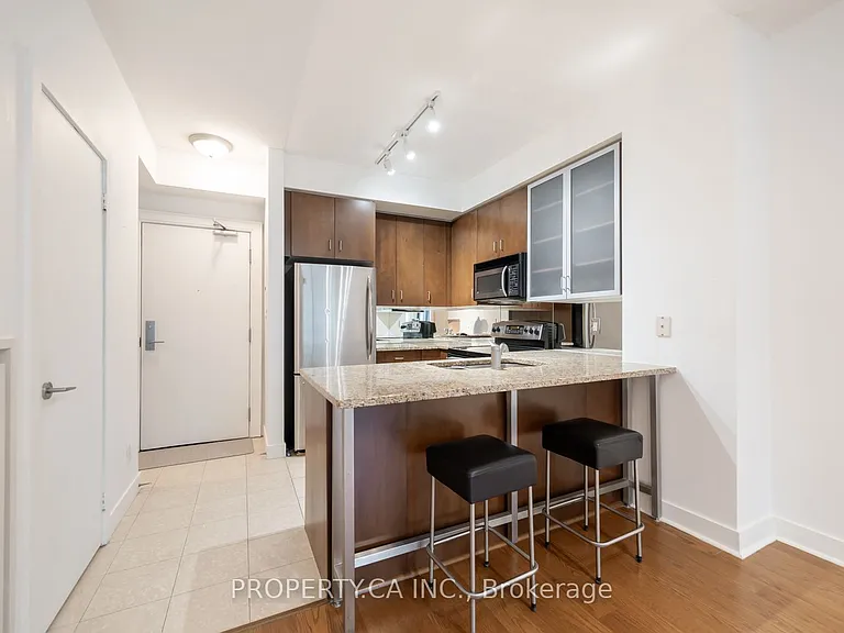 438 King St W #803 — Photo 5