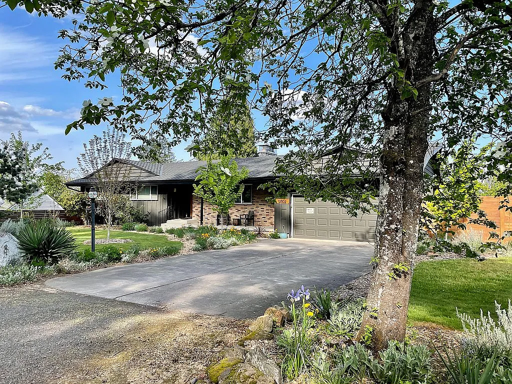 12502 SE 26th Ave photo 1