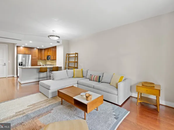 8220 Crestwood Heights Dr APT 213, Mc Lean, VA 22102