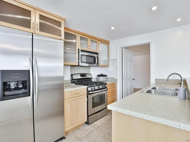 1628 Helix St — Photo 14