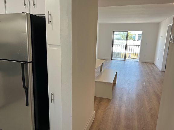 3rd image of 1150 Collins Ave #U503