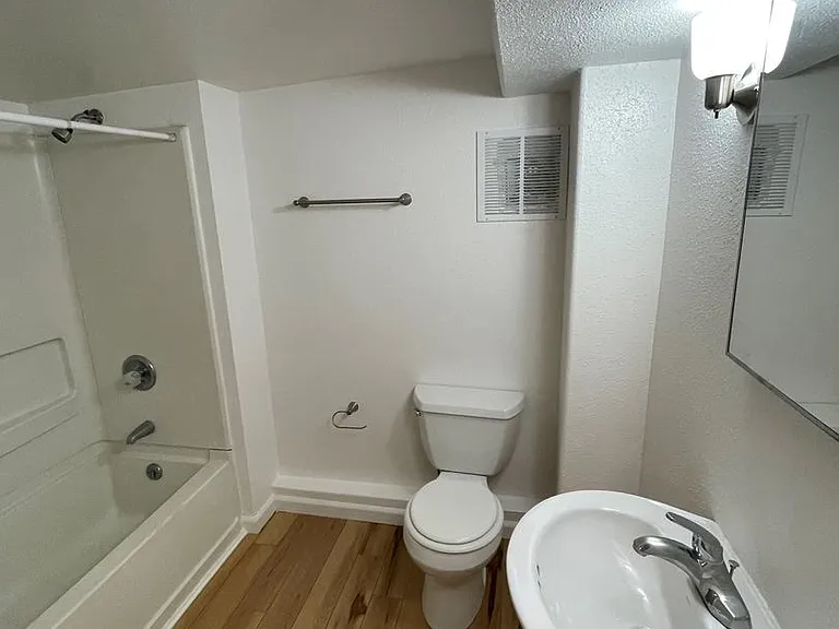 709 Cowdin Dr — Photo 6