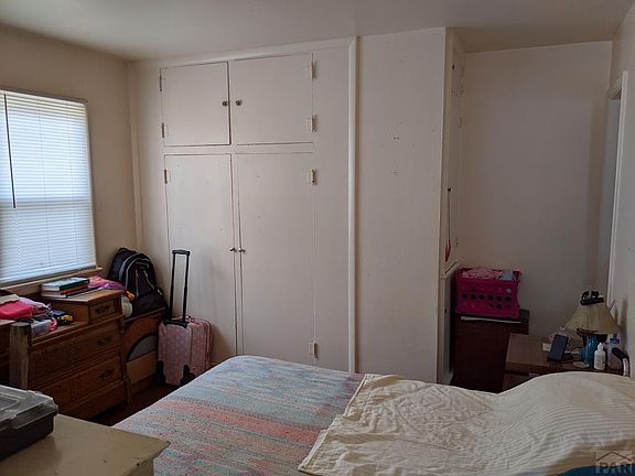 5th image of 1109 E 9th St