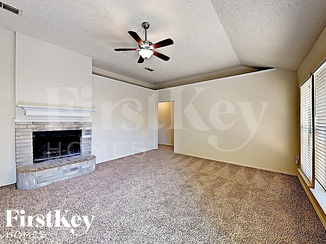 3 bed, 2.0 bath, 1296 sqft, $2,040 — Photo 3
