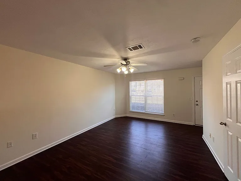 6021 Cullen Dr — Photo 4