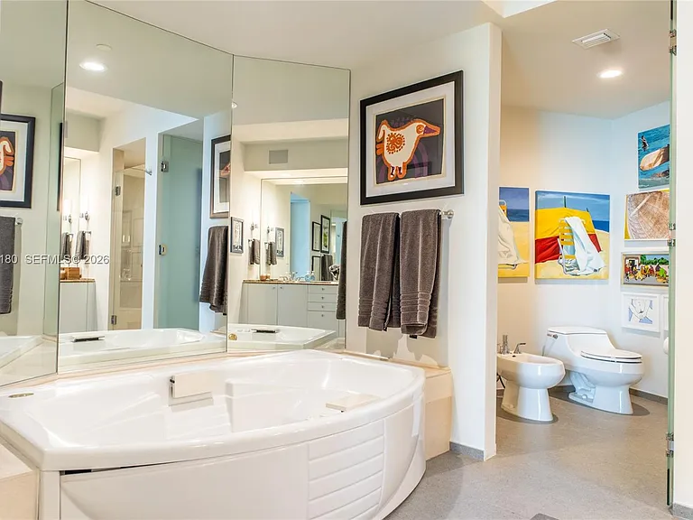 300 S Pointe Dr #1502 — Photo 16