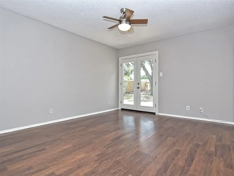 813 Primrose Ln — Photo 17