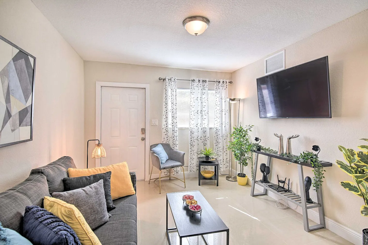 2 bed, 1.0 bath, 742 sqft, $2,322 — Photo 2