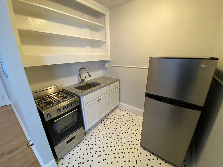 100 Howe Street — Photo 16